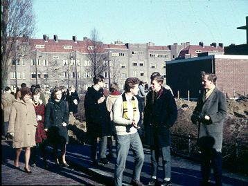 Het Borssenburgplein tijdens een pauze in 1962. Let op de schooldas!