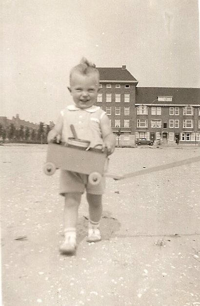 01 Mijn broer op het Land Dintelstraat hoek Zuider Amstellaan 1934