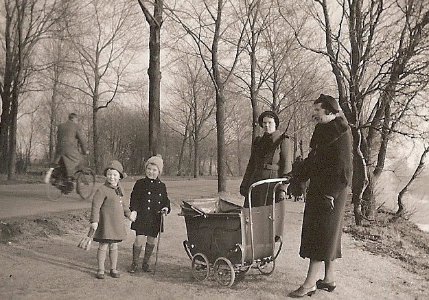 Mijn moeder, tante, broer en zus op de Zuidelijke Wandelweg 1937