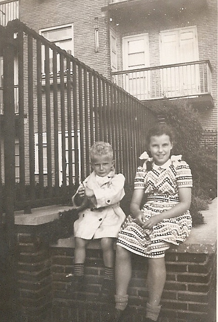 Rivierenlaan tussen Dintelstraat en Uiterwaardenstraat. Echt op het randje met mijn jongste zus. 1948